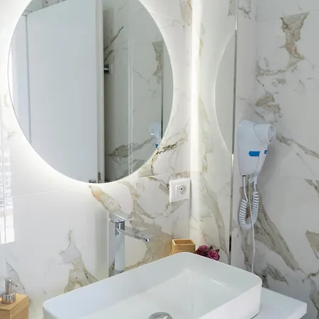 Oyster Apartment *